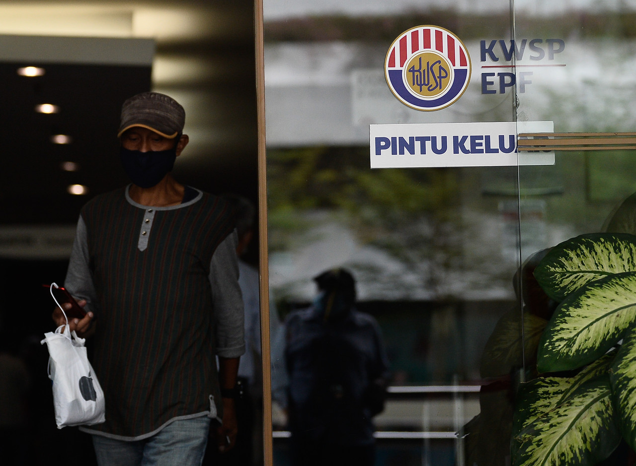 Di sebalik kemelesetan pasaran global yang berterusan pada 2022, portfolio pelaburan KWSP kekal berdaya tahan dalam mendepani cabaran kemelesetan ini dengan impak minimum - Gambar Fail