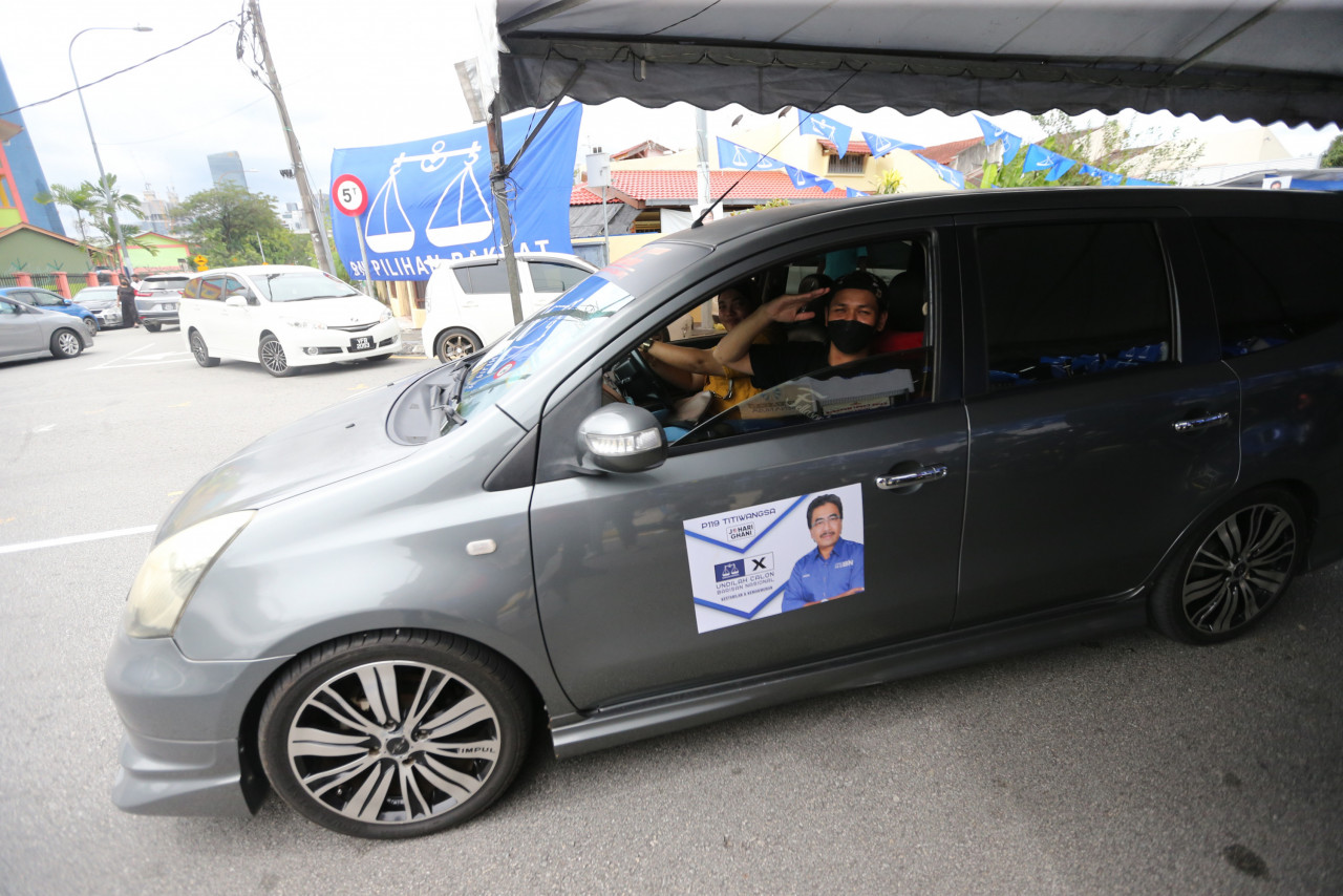 Kenderaan yang digunakan oleh K Raja untuk menjemput dan menghantar pengundi tegar BN Parlimen Titiwangsa - Gambar oleh Fitri Nizam