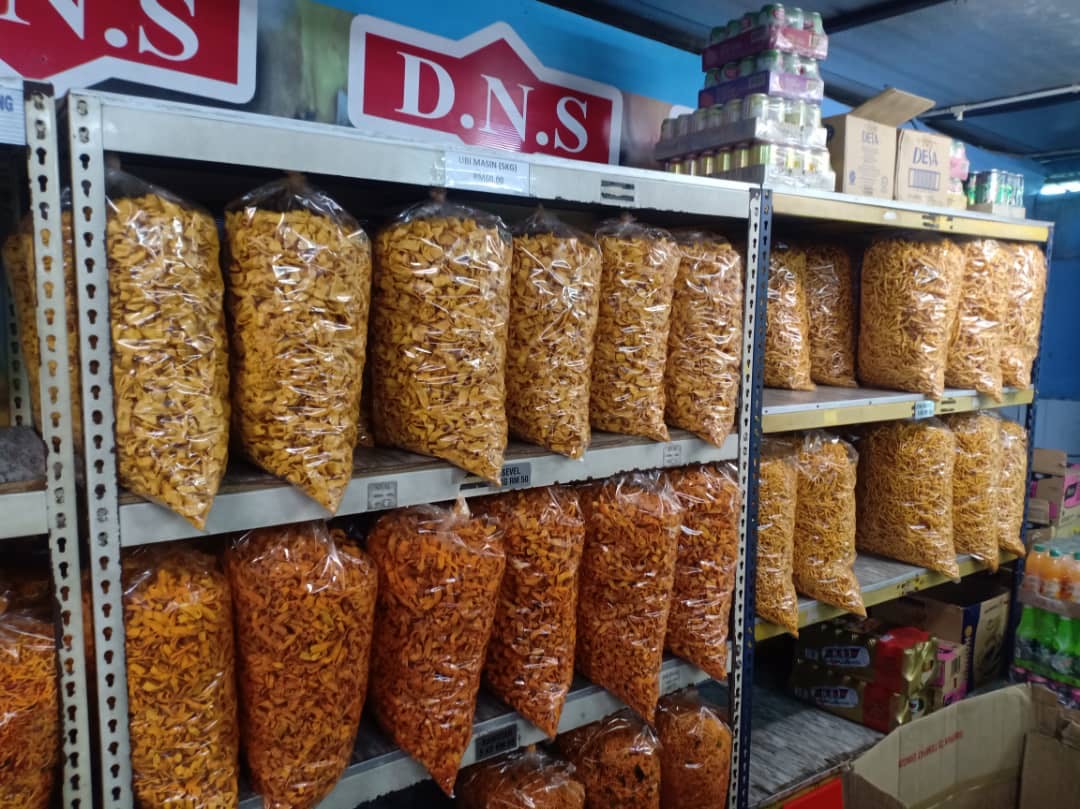 Semua kacang dan kerepek yang dijual di DNS kacang putih sentiasa mendapat sambutan pelanggan terutama pada musim perayaan.