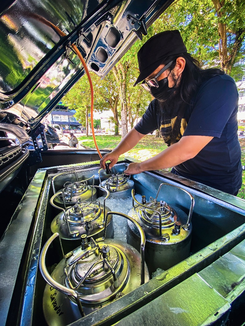 Ruang but kereta menempatkan sehingga enam tong ‘keg’ kopi yang berbeza rasa.