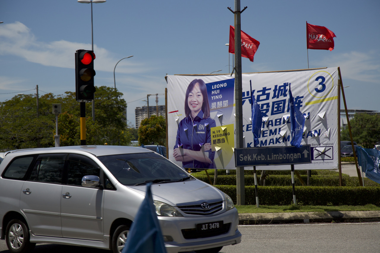 Kain rentang yang memaparkan calon Barisan Nasional untuk DUN Kesidang, Leong Hui Ying - Gambar oleh Mustaffa Kamal