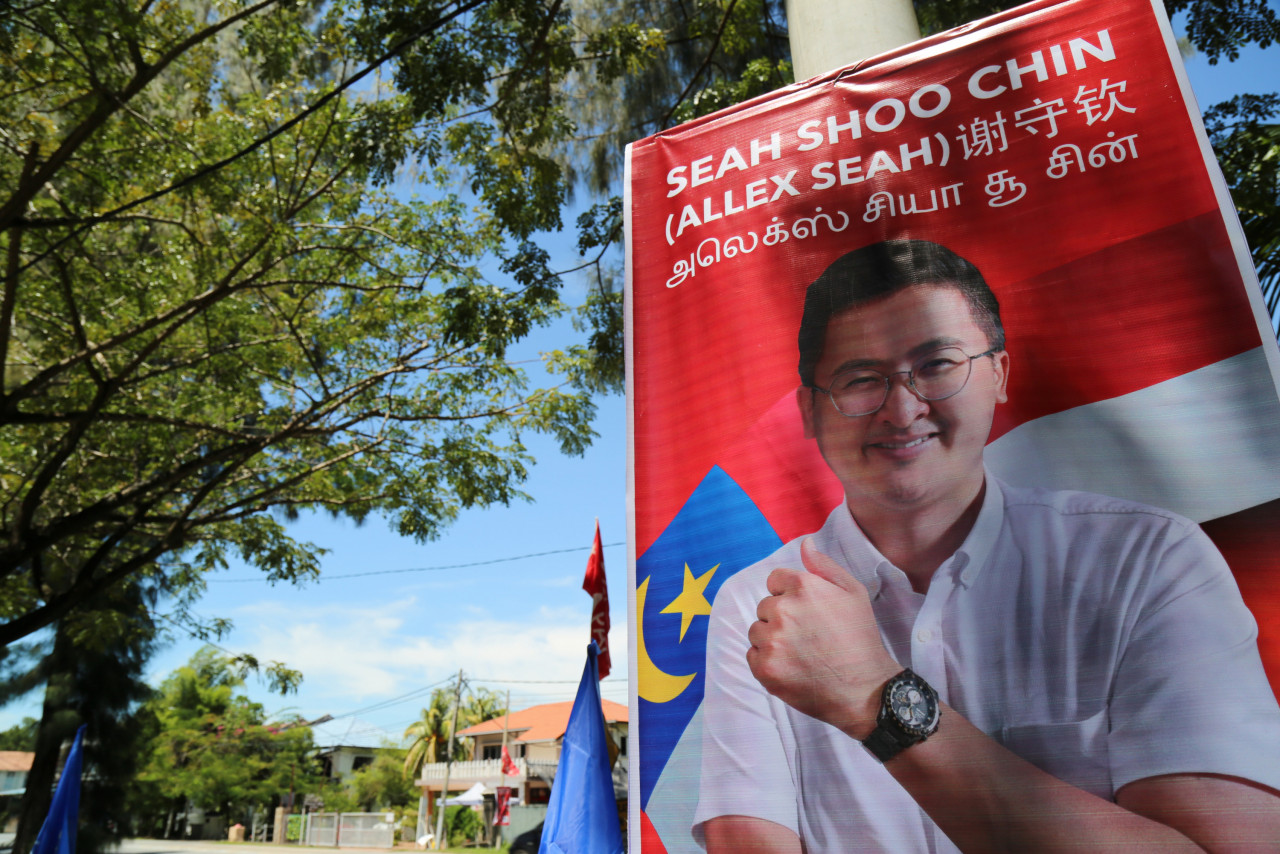 Kain rentang yang memaparkan calon Pakatan Harapan untuk DUN Kesidang, Seah Shoo Chin. - Gambar oleh Mustaffa Kamal