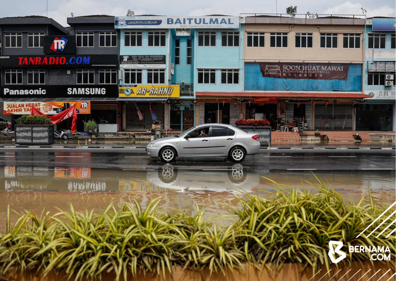 Keadaan air yang sudah mulai surut namun masih bertakung di kawasan yang rendah. - gambar BERNAMA