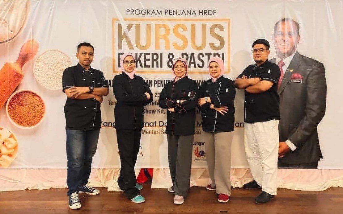 Siti Zaliha (tengah) percaya rezeki harus dikongsi bersama - gambar BERNAMA