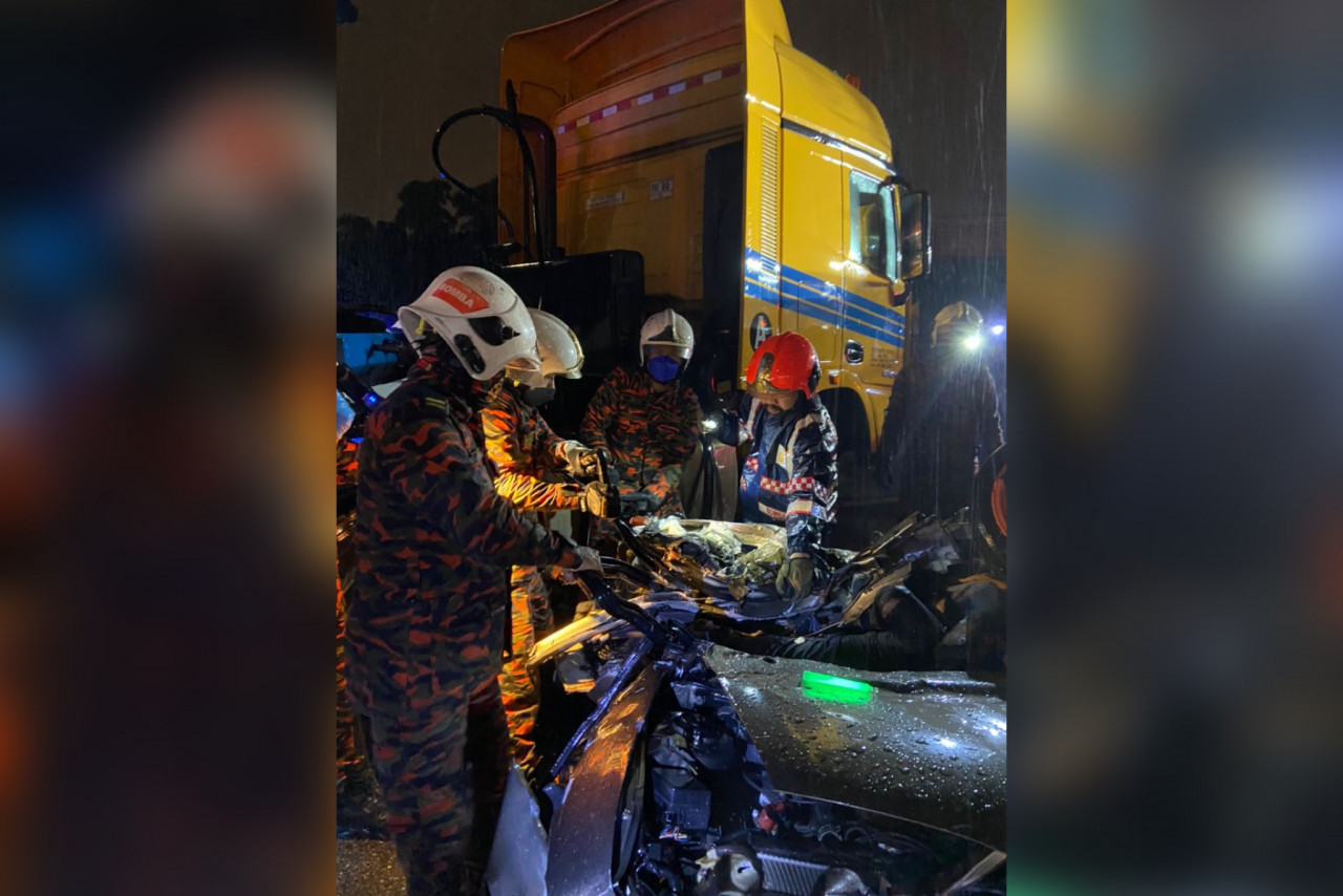 Anggota Bomba sedang mengeluarkan mangsa yang terperangkap. - Gambar ihsan Bomba