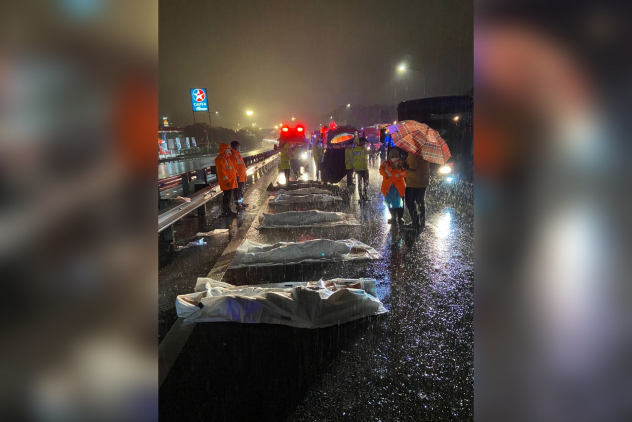 Kesemua magsa kemalangan di lebuhraya ELITE di susun di tepi jalan selepas dikeluarkan dari kenderaan. - Gambar ihsan Bomba