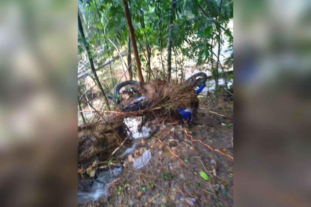 Kerosakan yang ditinggalkan selepas fenomena kepala air reda.