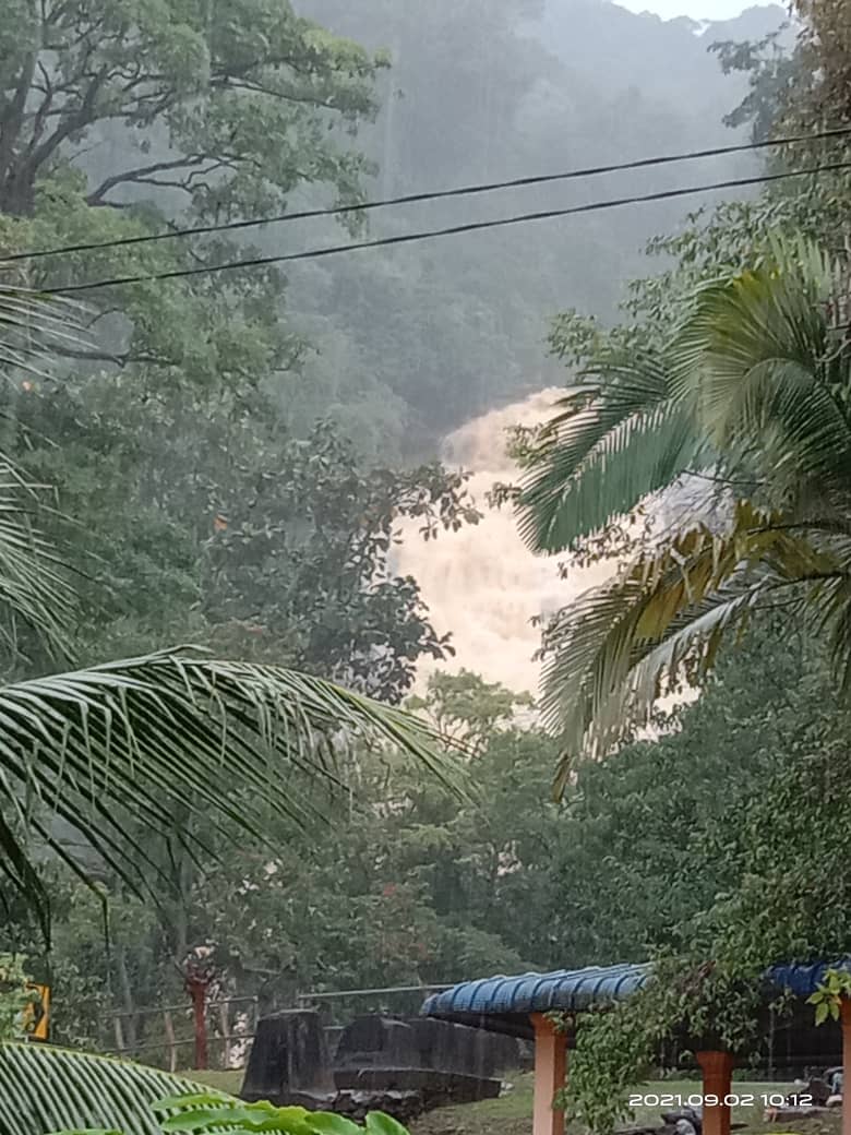 Kelihatan air turun dari kawasan tinggi dengan deras.