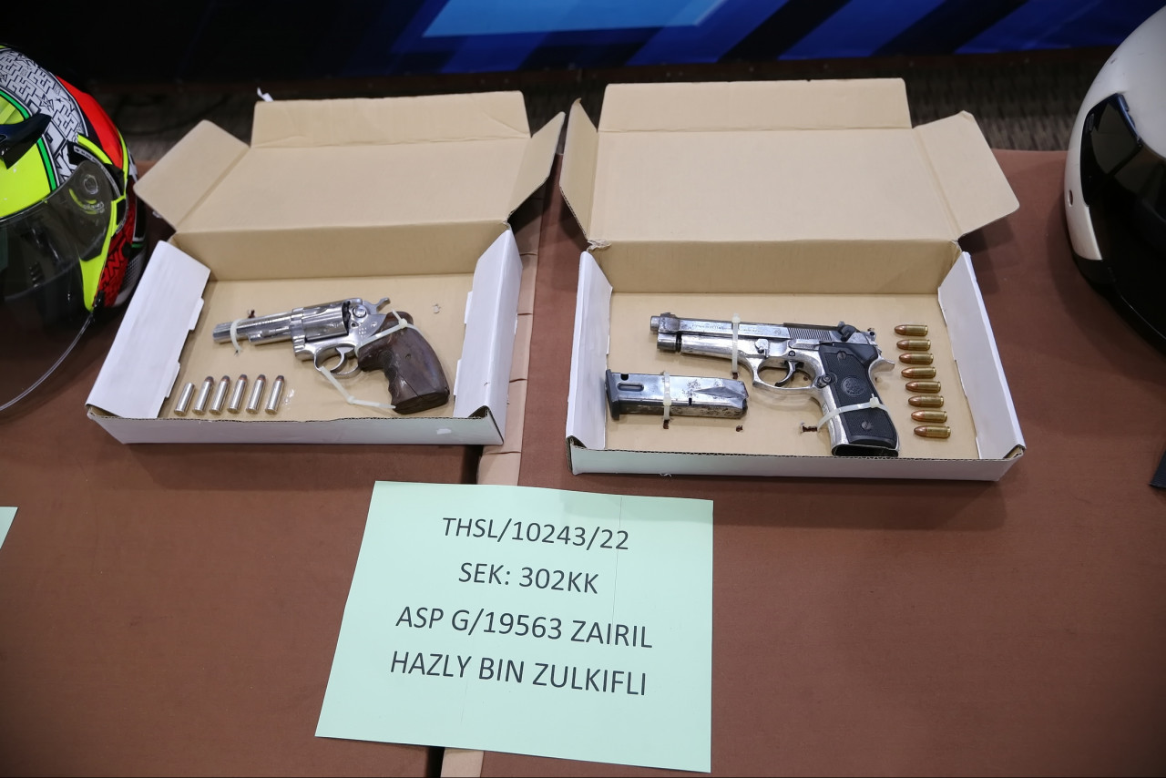 Dua pucuk pistol yang dirampas berkaitan dengan kes tembakan dalam bilik hotel di Bukit Bintang Selasa lalu. - Gambar ihsam PDRM