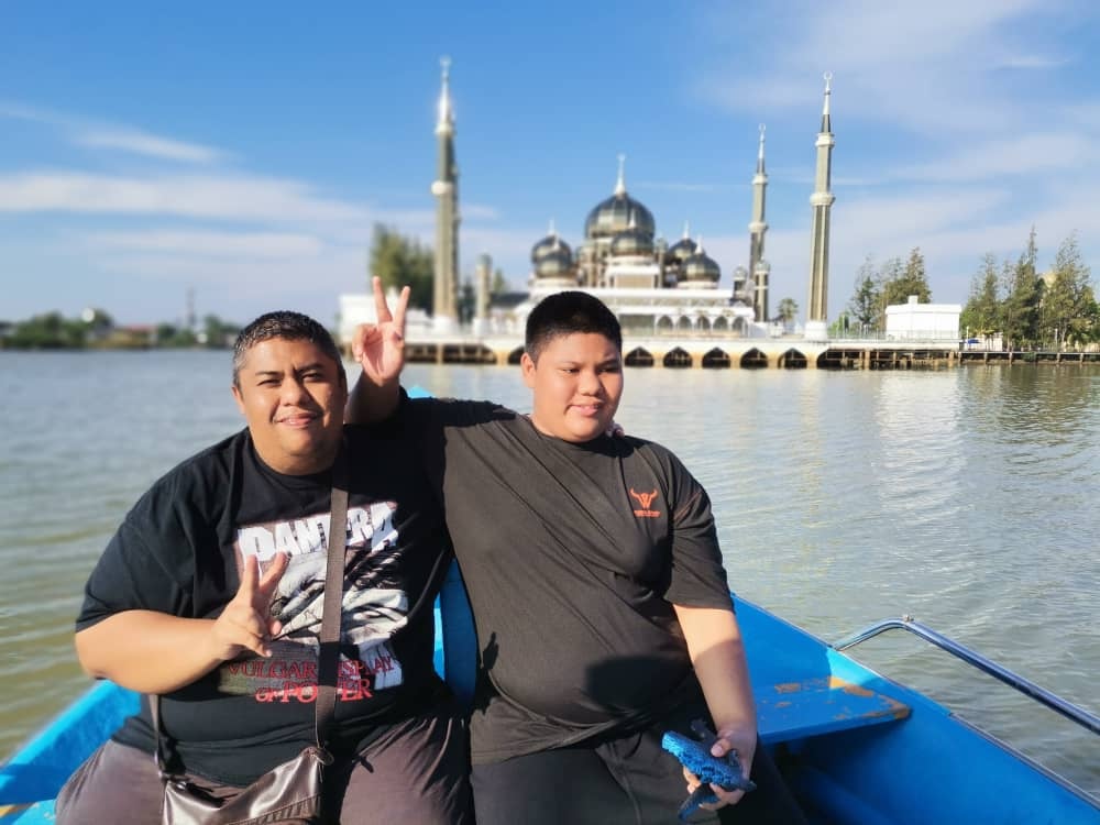 Khairil Anwar Mohd Amin dan anak lelakinya yang menghidap autisme. – Gambar The Vibes