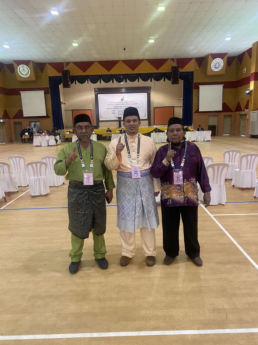 Khairol Najib Hashim (tengah) pada hari penamaan calon, 5 November lalu. - Gambar dari Facebook