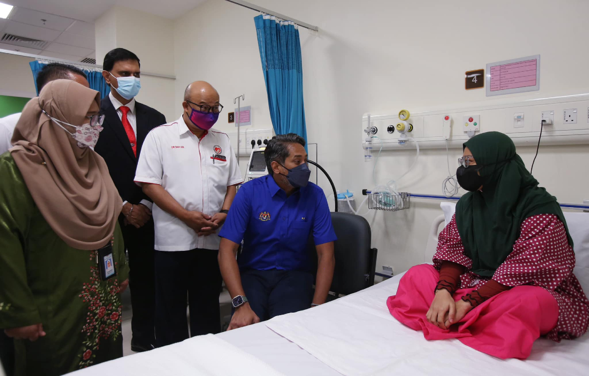 Khairy harus diberi peluang untuk memimpin negara satu hari nanti kerana beliau mempunyai ciri-ciri pemimpin berkarisma dan berwibawa dalam melaksanakan tugas - Gambar Fail