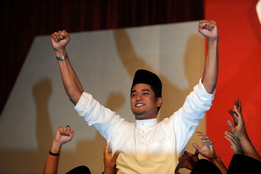 Khairy Jamaluddin meraikan kemenangan sebagai Ketua Pemuda UMNO pada 2009. - Gambar AFP