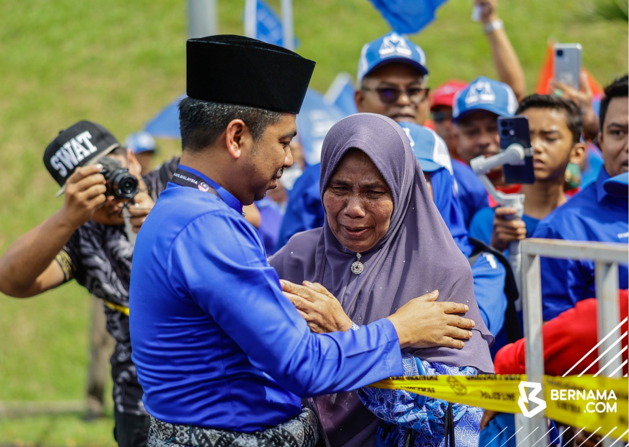 Muhammad Khizri Abu Kassim memeluk seorang ahli keluarganya pada Hari Penamaan Calon baru-baru ini - gambar Facebook