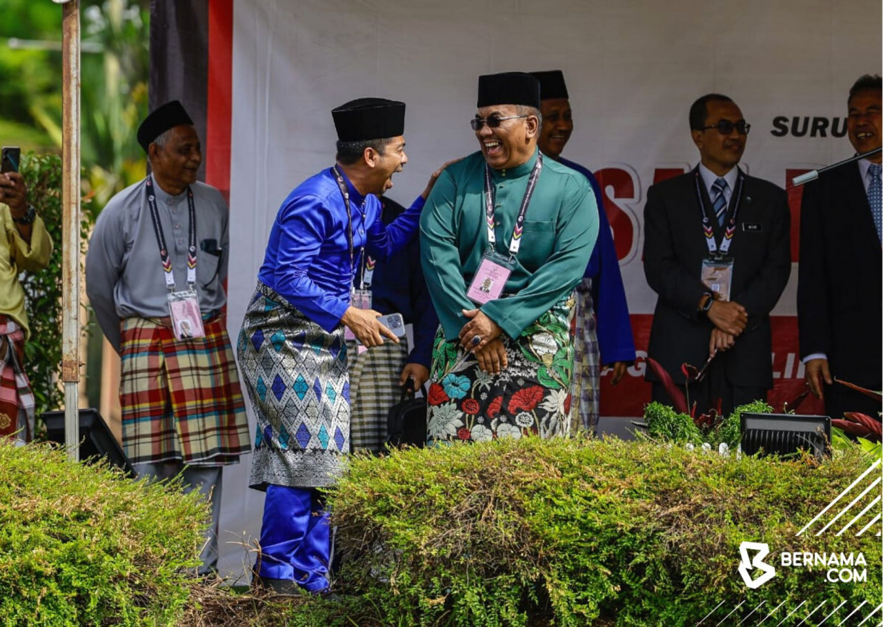 Muhammad Khizri Abu Kassim (kiri) sempat bergurau dengan pencabarnya, Muhammad Sanusi Md Nor ketika Hari Penamaan Calon DUN Jeniri baru-baru ini - gambar BERNAMA