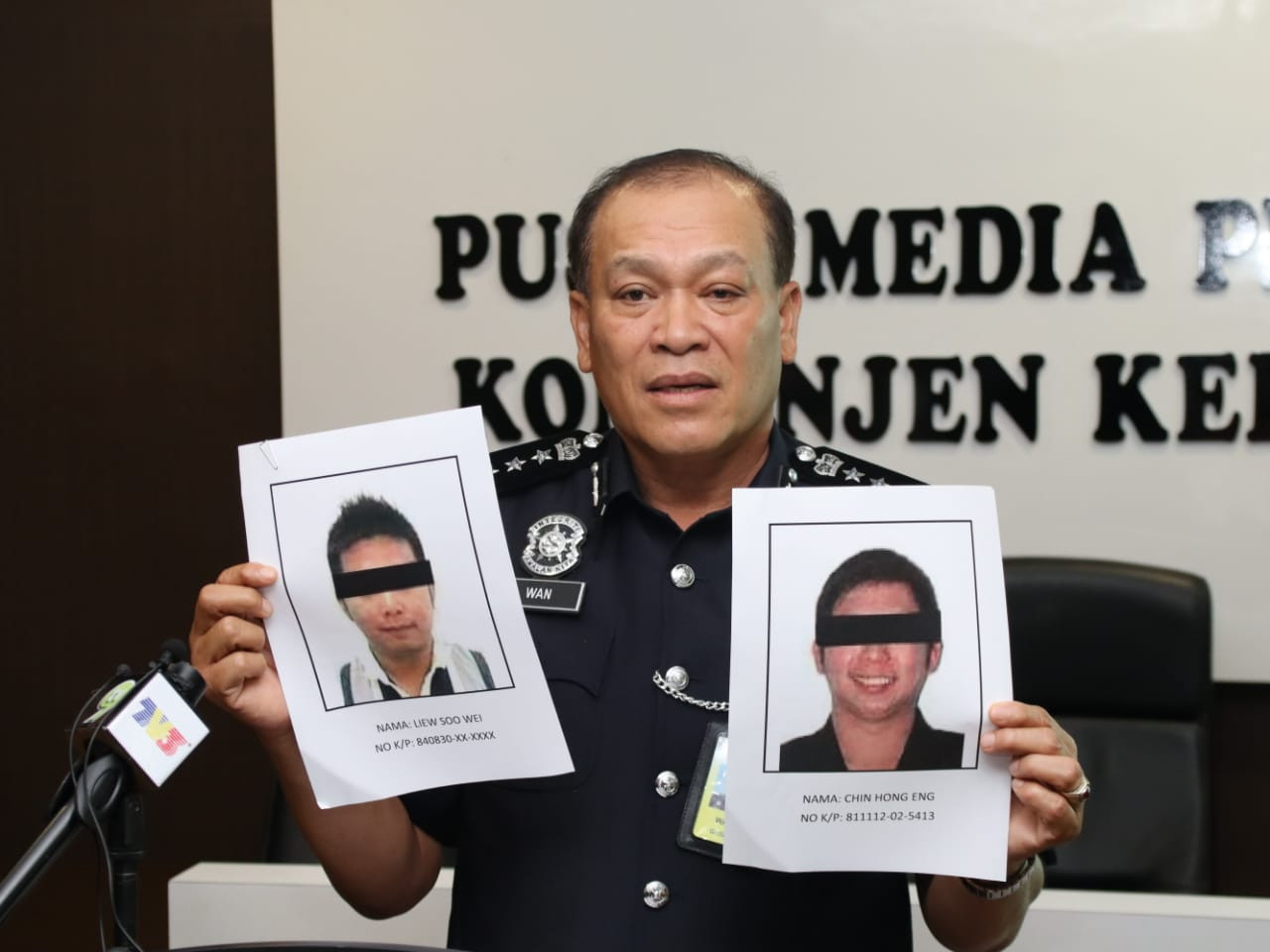 Ketua Polis Kedah, Komisioner Wan Hassan Wan Ahmad menunjukkan gambar dua lelaki yang masih diburu bagi membantu siasatan kes penipuan dalam talian.