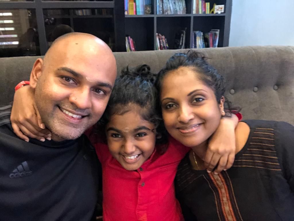 Krishh Haran bersama kedua ibu bapa, Ramakrishnan Nair (kiri) dan Jayanthimarlin (kanan)