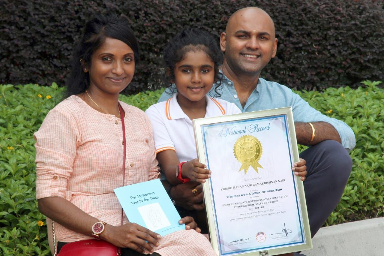 Hasil jualan bukunya melayakkan Krishh Haran menerima pengiktirafan Malaysia Book of Records