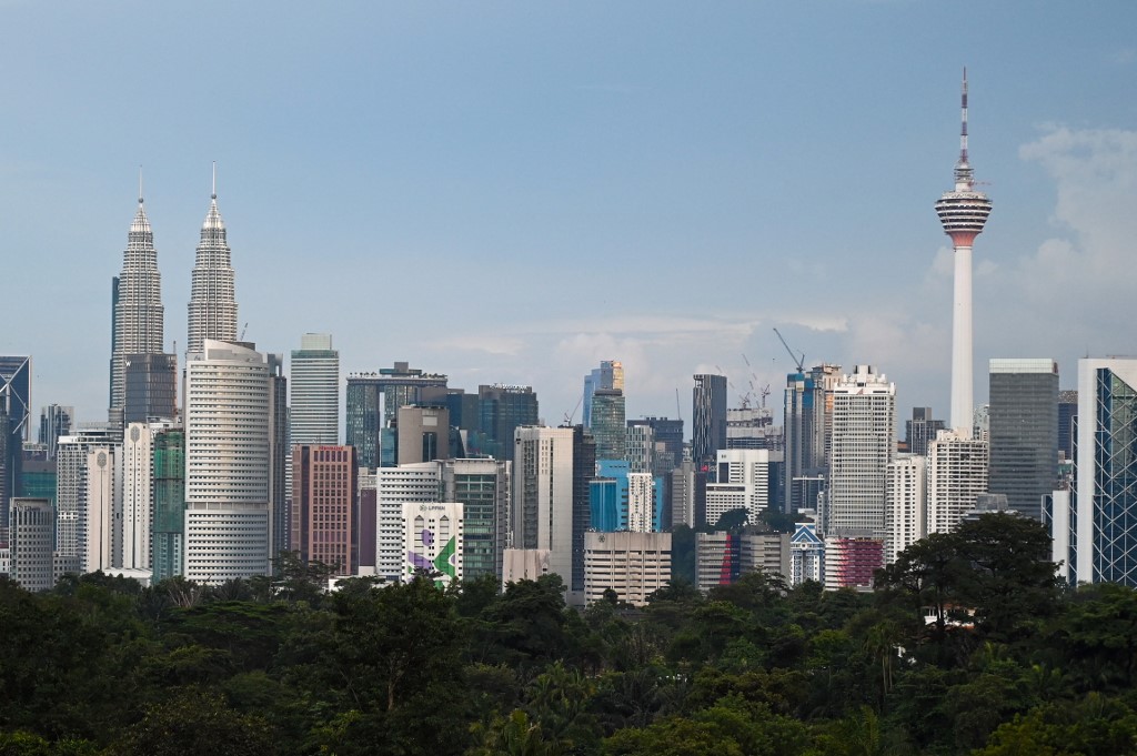 Strategi kepelbagaian KWSP merentasi pelbagai sektor dan geografi telah membantu memanfaatkan peluang keuntungan dan penjanaan pendapatan - Gambar Hiasan