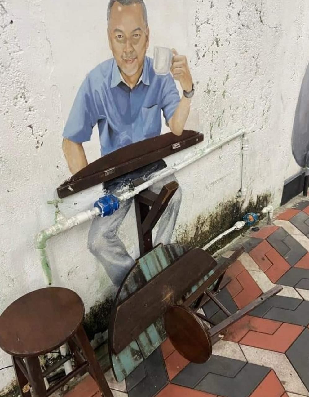 Antara aksesori disediakan di Kuantan Art Street yang rosak akibat vandalisme.