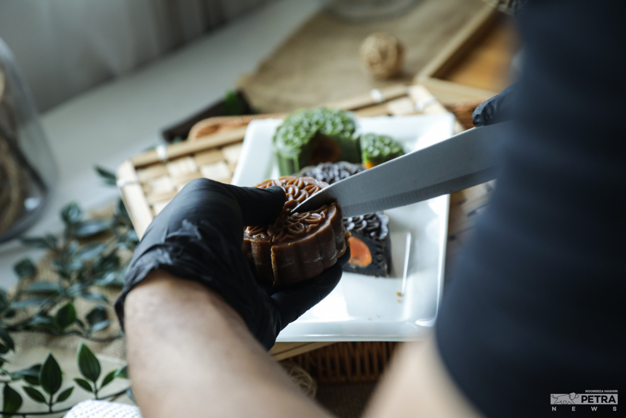Kuih bulan halal yang dihasilkan Dapur Kitchen menggunakan minyak jagung sebagai pengganti bahan-bahan tidak_halal.