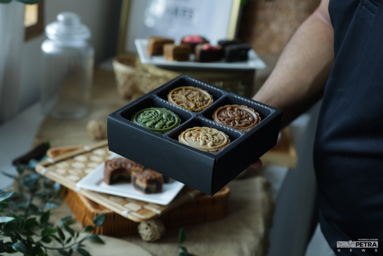 Kuih bulan yang dihasilkan Yusran Jandamin boleh dihantar ke seluruh Malaysia melalui pos