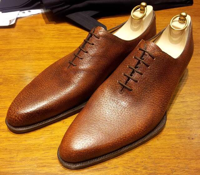 Kebiasaannya jenama besar akan menggunakan kualiti kulit haiwan yang tinggi dan harganya lebih mahal - gambar theshoesnobblog.com