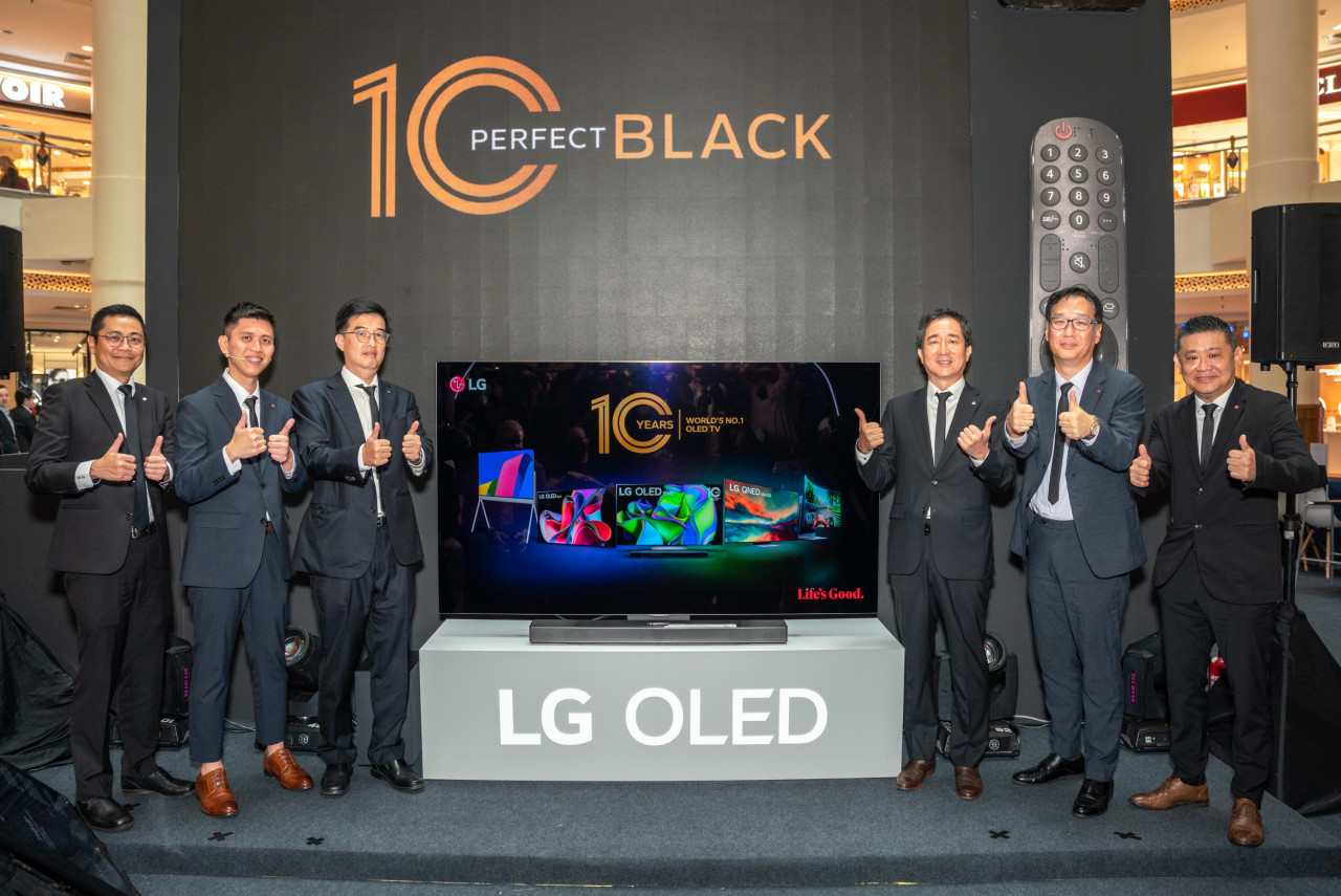 Justin Choi, Pengarah Urusan LG bersama (dari kiri) Teo Yong Hung, Pengurus Besar Pemasaran LG; Timothy Gan, Pengurus Produk Bahagian Hiburan Rumah LG; Song You June, Ketua Pegawai Kewangan LG; Lucas Ha, Pengarah Produk Bahagian Hiburan Rumah LG dan Douglas Chung, Pengurus Besar Jualan LG melancarkan tiga model OLED yang menarik untuk pasaran Malaysia - gambar LG.com