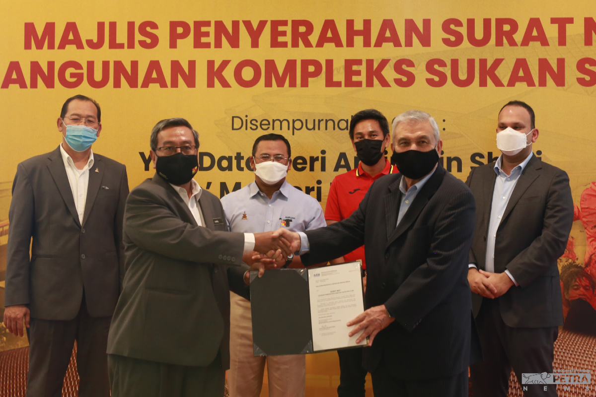 Amirudin Shari (tengah) hadir di majlis Penyerahan Surat Niat Pembangunan Stadium Shah Alam pada 15 Julai lalu. - Gambar oleh Nooreeza Hashim