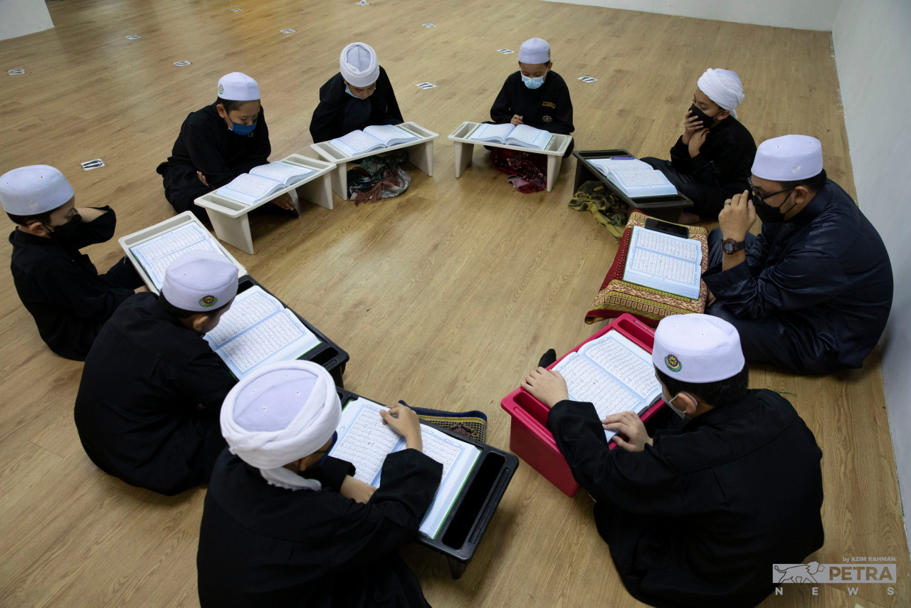Umat islam disarankan untuk fokus semasa membaca Al-Quran dan elakkanlah persoalan-persoalan seperti ini timbul di pikiran anda - gambar Azim Rahman