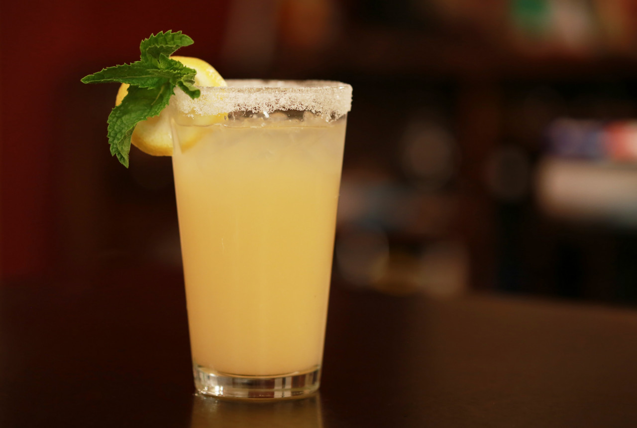 Alangkah segarnya jika dapat meneguk jus lemon sejuk di waktu panas!