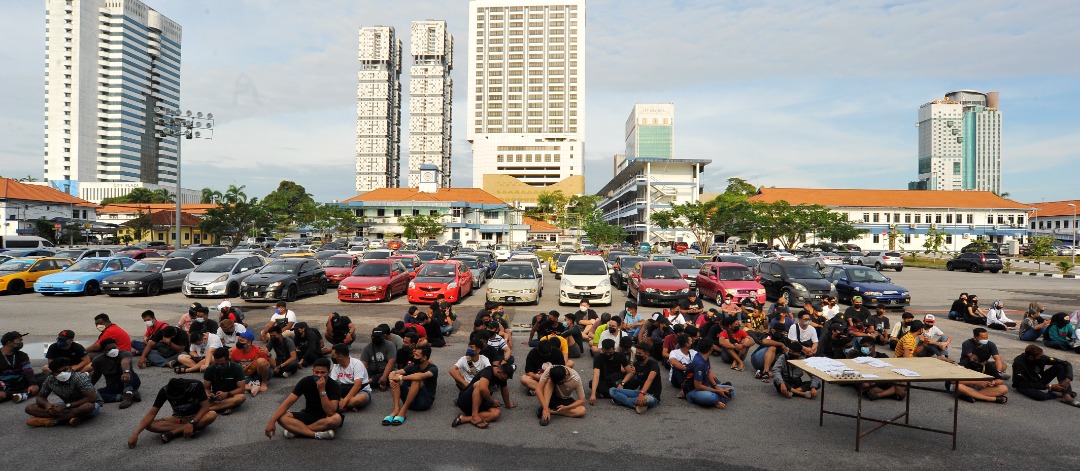 Antara individu yang ditahan dalam operasi bersepadu di Plaza Tol Skudai awal pagi tadi.