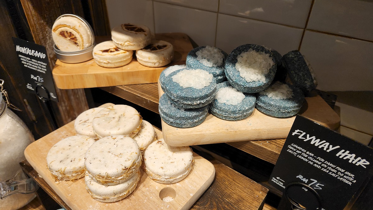 Dengan aplikasi #LushLabs pelanggan boleh mengimbas produk terus dari rak membolehkan pelanggan melihat maklumat ramuan terperinci - Gambar ihsan Lush Malaysia