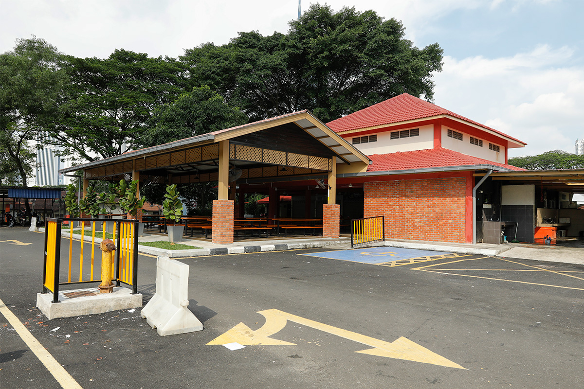 Perkarangan Kompleks Makan Tanglin yang bersih, luas dan semakin ceria