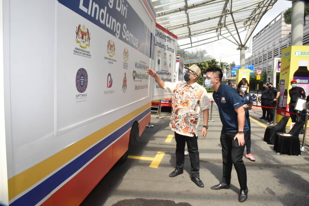 Annuar bercakap dengan seorang petugas Trak Vaksin Bergerak.