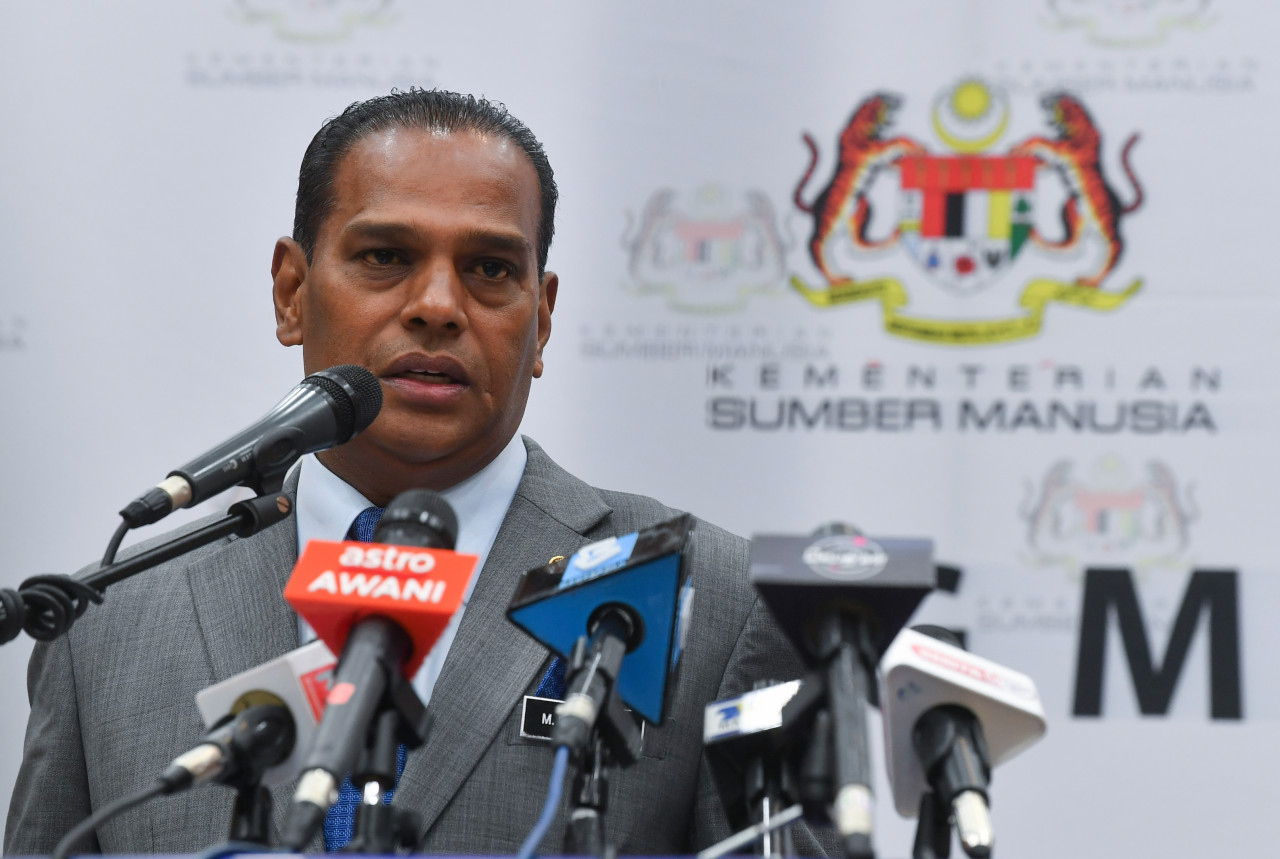 Datuk Seri M Saravanan dilaporkan berkata, penangguhan itu diputuskan dalam mesyuarat Kabinet pada Jumaat, selepas pihak industri dan majikan sebulat suara memohon penangguhan itu atas beberapa faktor - Gambar Fail Bernama