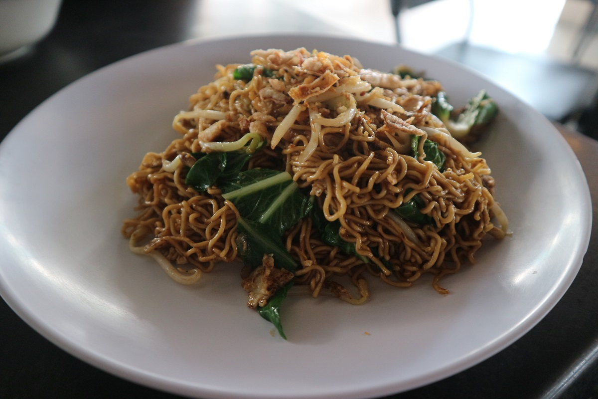 Digoreng dengan sayur sawi dan taugeh, mi kolok kering ini disediakan seperti mi goreng mamak tanpa telur