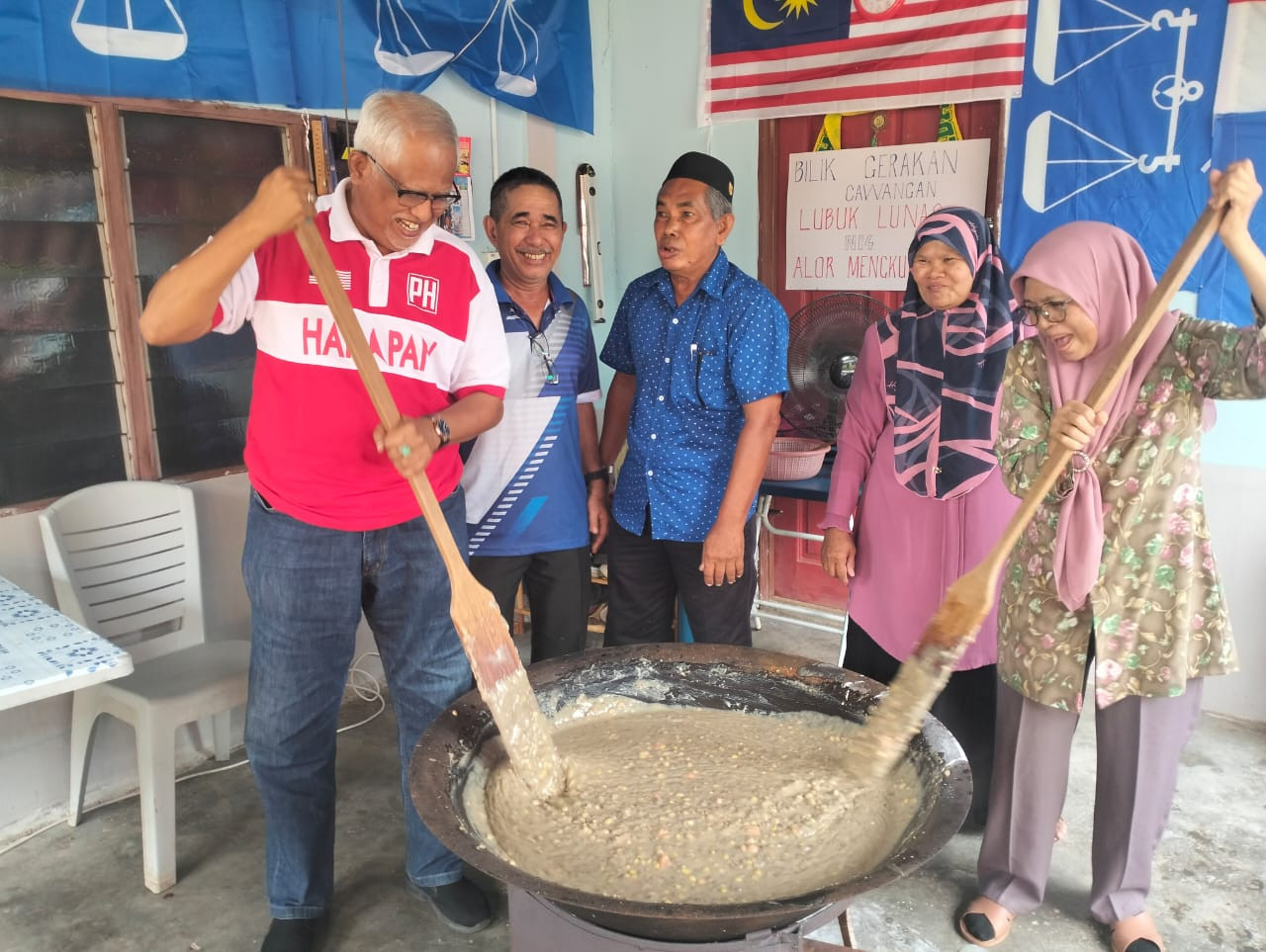 Mahfuz Omar (kiri) di Majlis Rewang Rahmah Bubur Asyura di Kampung Alor Sekawan - gambar Rafisqi Radhi