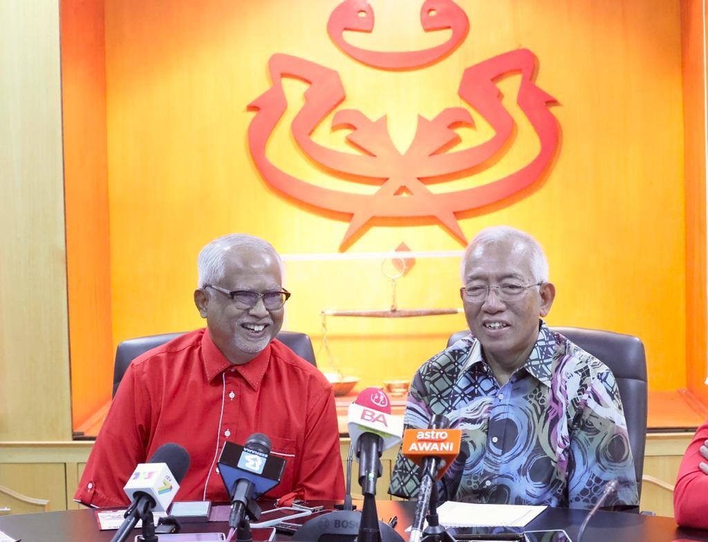Mahfuz Omar (kiri) pada sidang media 9 Ogos lalu yakin 16 kerusi sudah berada dalam genggaman PH-BN - gambar fail
