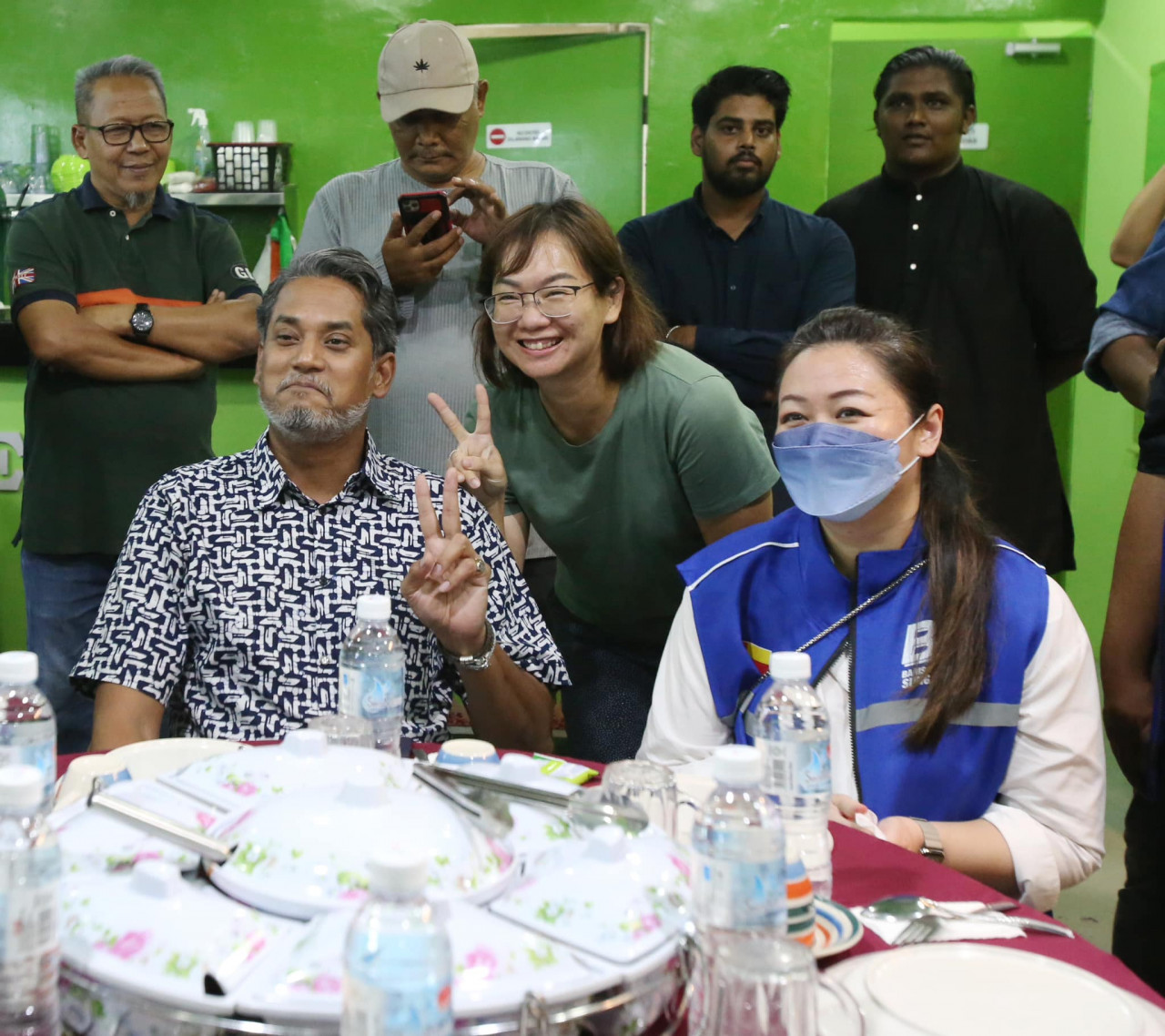 Khairy Jamaluddin, Nori Tun Abdullah bersama penduduk Kota Damansara di acara Majlis Dialog Kepimpinan Komuniti Kota Damansara - Gambar Facebook Khairy Jamaluddin