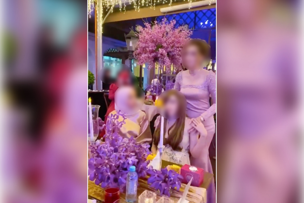 Para hadirin majlis tidak menjaga penjarakan fizikal dan tidak mengenakan pelitup muka. - Tangkap layar dari video media sosial