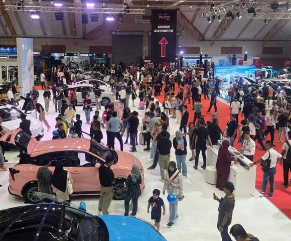 Orang ramai berpusu-pusu mengunjungi Malaysia Autoshow 2024.