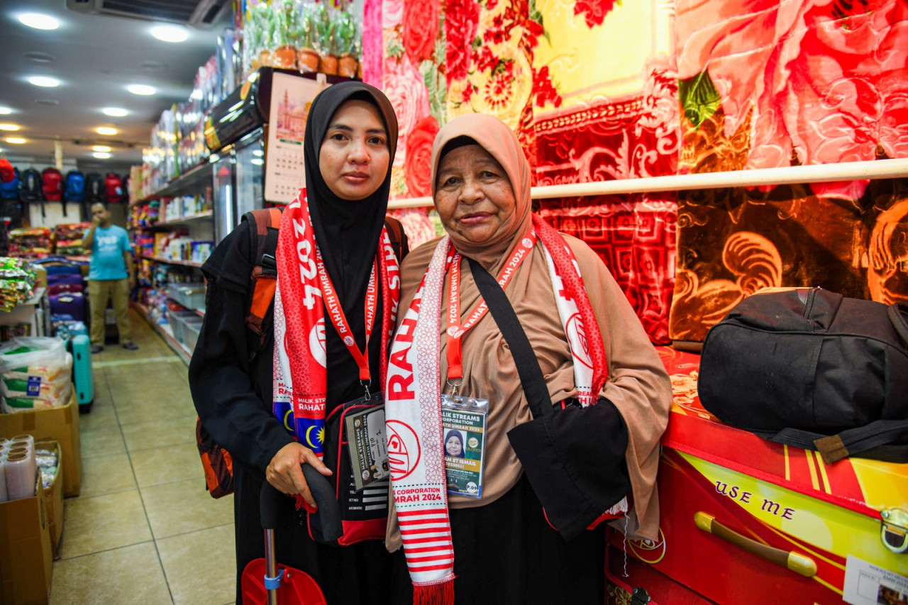 Nur Amiliana (kiri) bersama neneknya, Mariam Ismail - gambar Sophia Ahmad