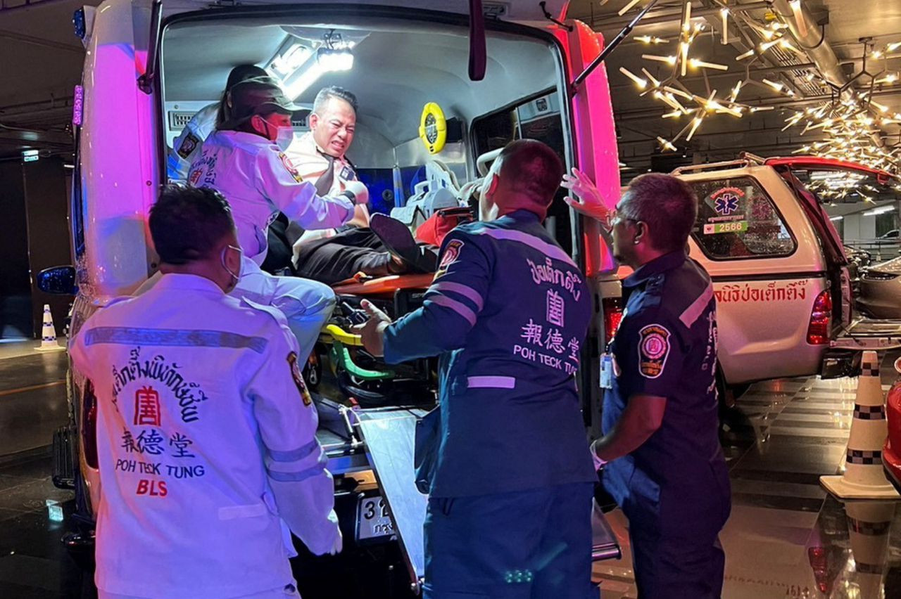 Mangsa tembakan rambang di Siam Paragon diberi rawatan awal - gambar REUTERS