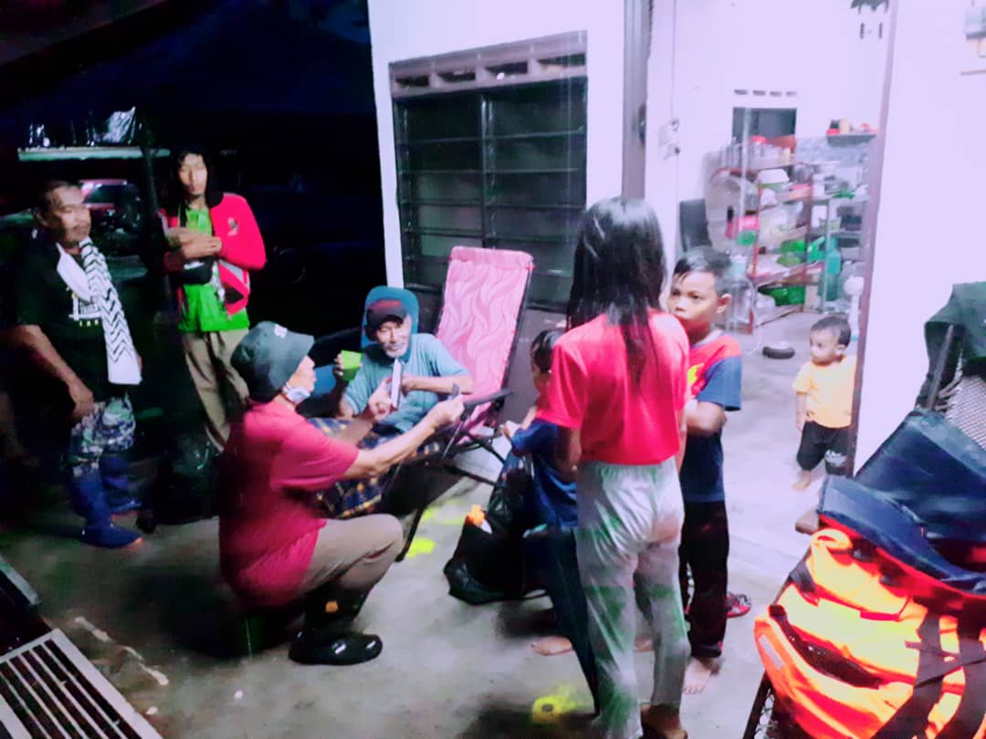 Mangsa banjir kilat akibat kejadian kepala air di Bukit Wang yang diselamatkan bomba dari Kampung Padang Panjang.