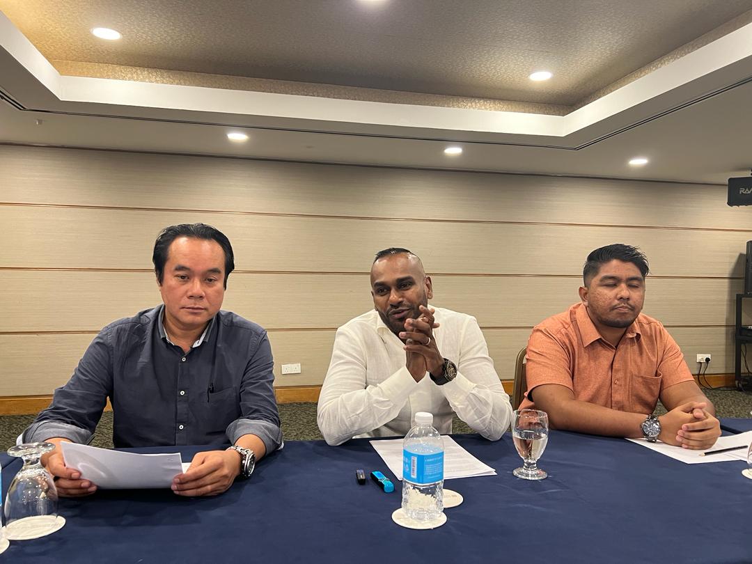 R Jeyenderan (tengah) pada sidang media hari ini - gambar Amirah Abu Bakar