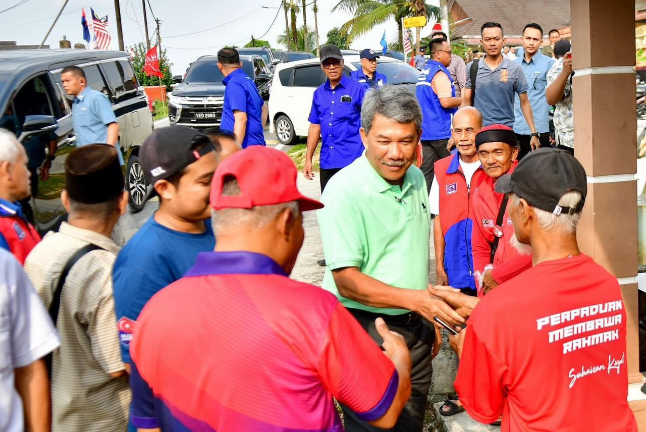 Mohamad Hasan disambut penyokong ketika melawat melawat Pusat Daerah Mengundi Permatang Kempas - gambar Facebook