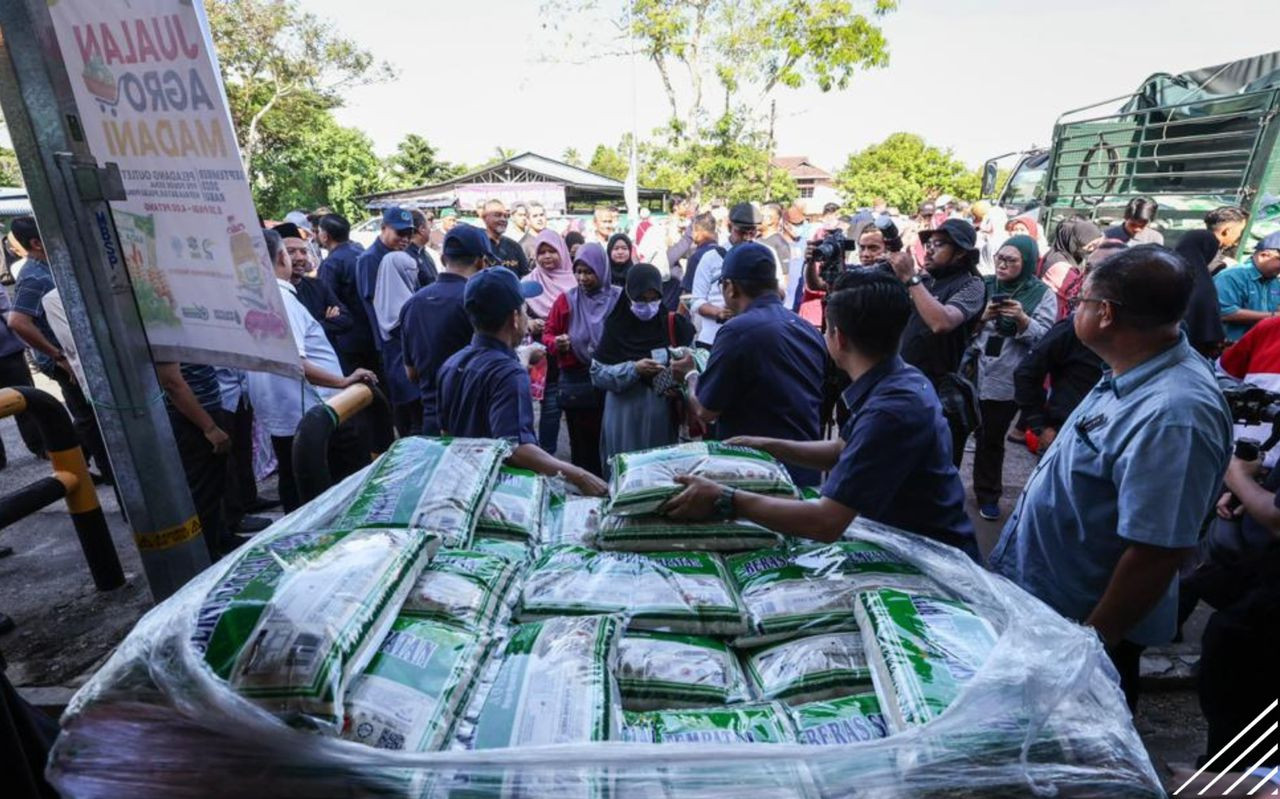 Bekalan beras yang akan dijual hari ini - gambar BERNAMA