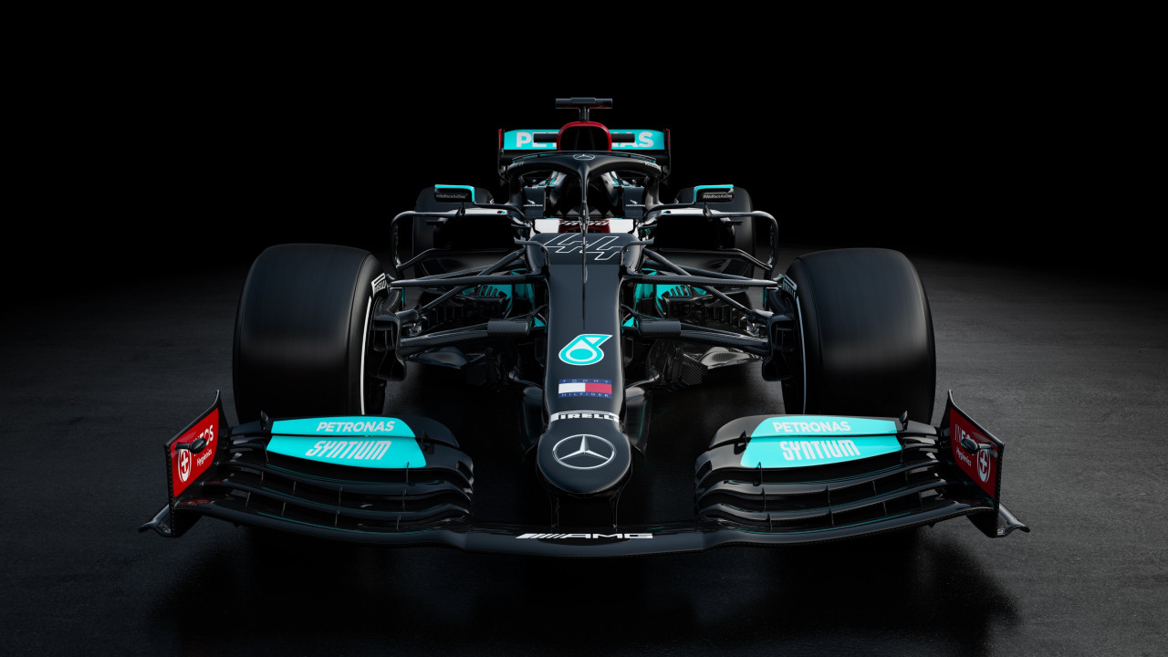 Pasukan ini mengekalkan warna seragam hitam. - Gambar dari Twitter Mercedes F1