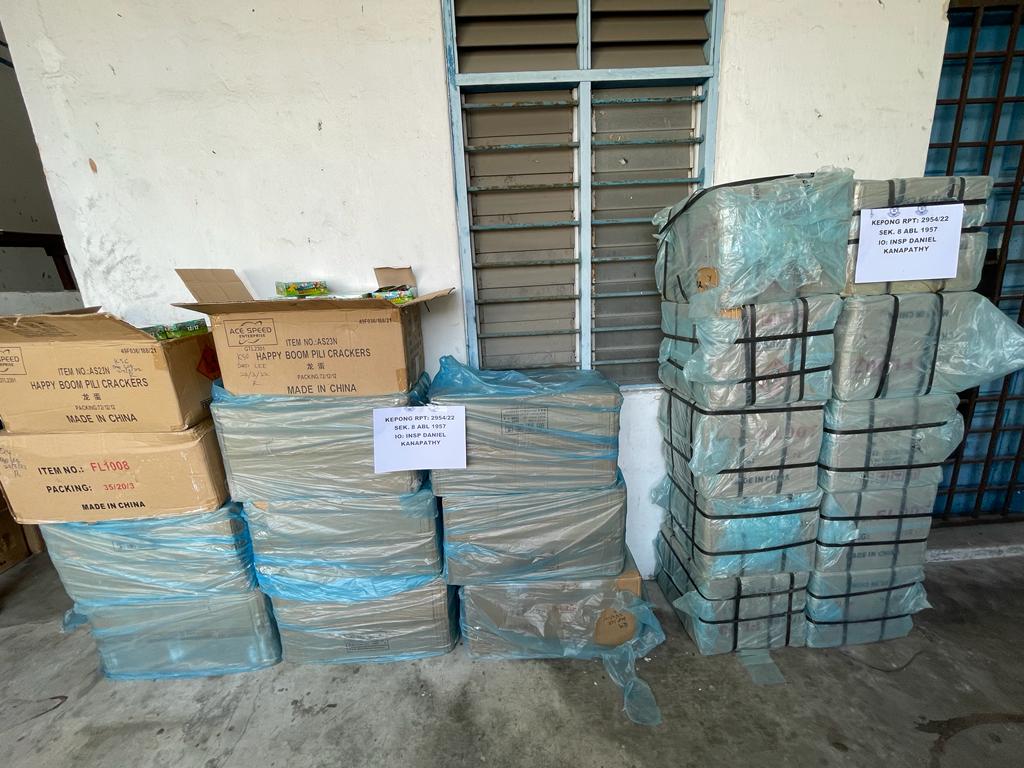 Jumlah keseluruhan rampasan terdiri daripada 1,059 kotak dan 35 guni mercun serta barang sitaan yang bernilai kira-kira RM4.17 juta.